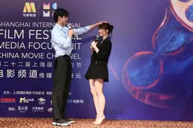 宋威龙和宋芸桦新片献银幕初吻，见面会亲昵“摸头杀”点燃现场图片