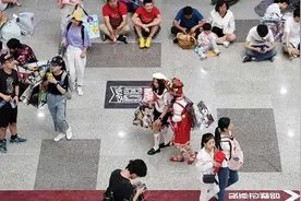 热衷“买买买”，二次元粉丝说，“为了周边，不限预算”图片