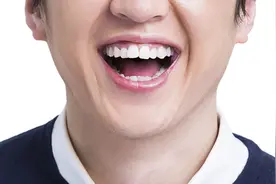 “职业假笑”走红后，收费员报警了图片