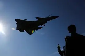 实拍空军歼10战机超低空通场：时速600公里，离地10多米！