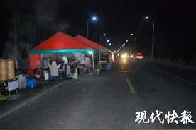 寿宴摆到马路上，一客人被撞飞图片