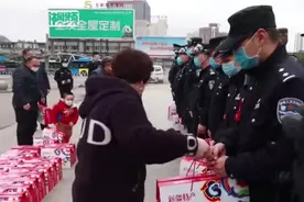 维吾尔族大叔赶做500张烤馕赠送贵阳一线“战疫”铁警视频封面