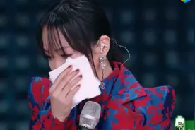 萨顶顶被说矫揉造作，张杰被批评没文化没审美，这位评委够格吗？图片