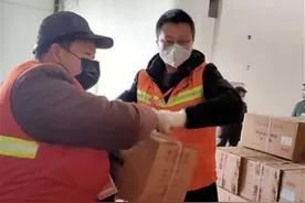 汗水浸湿口罩，货架磨破双手！他们24小时不停歇，装卸800多台车次、3000多吨货物图片