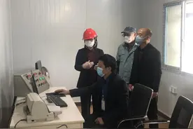 政协“姐妹花”抢当“服务员”图片