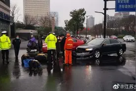 雨衣遮挡视线，电动车追尾小轿车图片