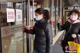 石家庄商场逐步恢复营业，市民扫码进出图片