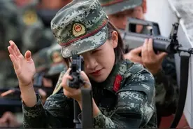 热点｜武警女兵练兵照曝光，猛图片