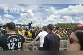 巴西总统未过隔离期 现身街头与民众合照握手图片