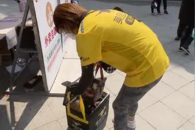 ​上海：受疫情影响收入缩水，健身教练兼职外卖骑手“赚外快”视频封面
