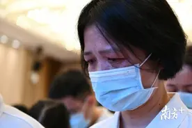 除夕出发的广东医疗队队员 默哀时流下热泪图片