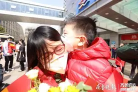 与家人相拥团聚！青岛市第一、二批援鄂医疗队抵青图片