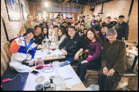 杨洋为成龙庆66岁生日：大哥生日快乐 万事胜意图片