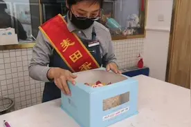 如你所愿｜抗疫英雄收到补给婆婆的生日蛋糕，店员竟是湖北妹子图片