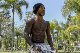 45岁泽-罗伯托秀雕塑般身材图片