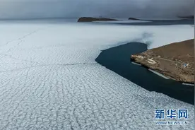 西藏普姆雍措解冻开湖图片
