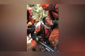 负重爬山6小时灭火，消防员半跪蹲地喝水视频封面