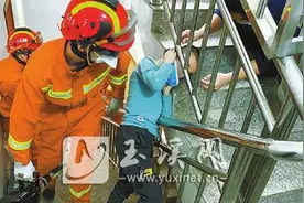 男孩头部被卡 消防来营救图片