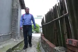 乡村教师每天步行30公里给学生送作业视频封面