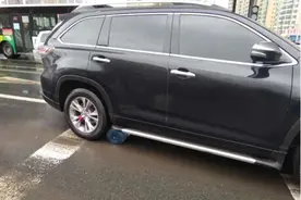 车下卡水桶进退两难 长春宽城交警几块砖头解忧图片
