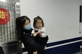 粗心妈妈留女童独自在家睡觉 醒后外出寻父母却不慎走失图片