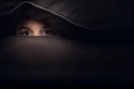 姑娘凌晨惊醒，从防盗门猫眼看到恐怖一幕……图片