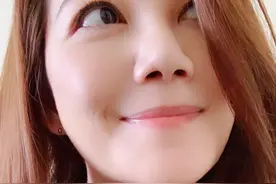 梁静茹晒近照自侃吃胖了 露酒窝浅笑皮肤细腻白皙图片