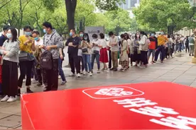 “全场五五折”叠加65万张大额消费券，拼多多点燃上海各大线下商圈图片