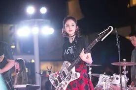 弹贝斯的女孩最美丽，古力娜扎现身“相信未来义演”，与缝纫机乐队云合体图片