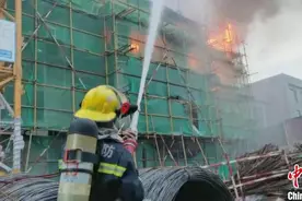 山西太原富力金禧城C区工地发生火灾图片