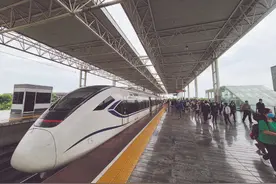 成灌快铁开行10年 累计发送旅客6570余万人次图片
