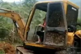 爷爷忘拔钥匙 7岁男童偷开挖掘机！民警：未上路不违法图片