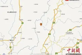云南巧家5.0级地震：实拍学生1分钟撤离，有母亲用身体护住孩子图片