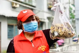 推进精神文明建设丨她捡拾起的不仅是烟头，还有文明图片