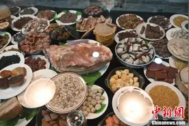 辽宁阜新：玛瑙原石“满汉全席”图片
