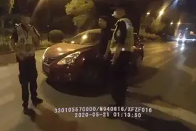 红绿灯前，网约车司机突然下车拔了前车的车钥匙……图片