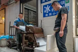 高温天持续，消暑降温的冰块成了“香饽饽”图片