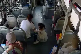 自己犯错自己承担！小女孩乘公交酸奶洒一地，妈妈的教育方式亮了图片