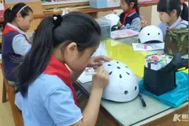 我给爸爸画个头盔：感觉自己长大了一点，可以保护爸爸了图片