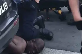 美暴力执法警察被快速起诉，视频显示3名警员同时跪压受害者图片