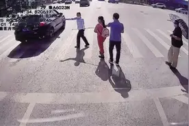 郑州公交车长护送两位盲人过路口，绿灯亮起，所有车辆静静等待……图片