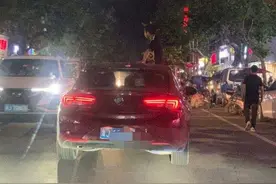 天哪！那辆车顶上坐着一个孩子，路人看不下去报警了图片