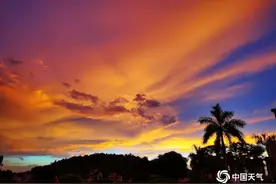 广东雨后绚丽晚霞染红天空图片