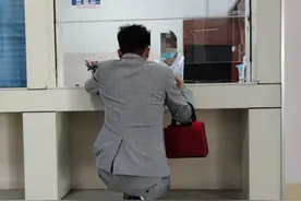 云南大理州人民医院现跪式窗口？官方回应：立即整改图片