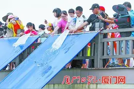 45.5万尾鱼苗游向大海图片