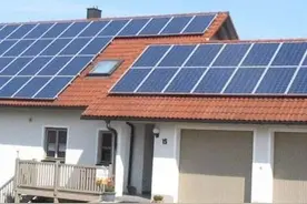 赶紧收藏！户用光伏电站如何清洗太阳能板？图片