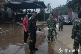 仓库凌晨突然起火！宣威公安民警紧急救援图片