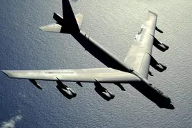 美军战略轰炸机军演时逼近俄罗斯 俄军果断派战机拦截图片