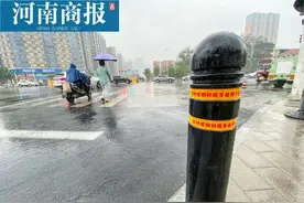郑州街头现新型橡胶材质隔离桩！每根造价3000多，是原隔离桩的近10倍图片