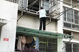嘉定93岁独居老太忘带钥匙，学“飞檐走壁”爬雨棚翻窗户图片